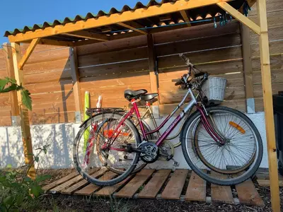 Vélo sur le terrain de l'établissement PETIT STUDIO de L'ERMITAGE ou dans les environs