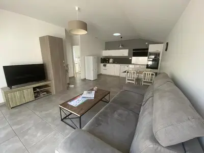Télévision ou salle de divertissement dans l'établissement Maison climatisée 47 m2 Biscarrosse proche lac et océan