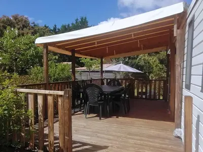 Balcon ou terrasse dans l'établissement Le Ti Buch Mobilhome en Camping 4 étoiles avec Terrasse Plancha et Climatisation