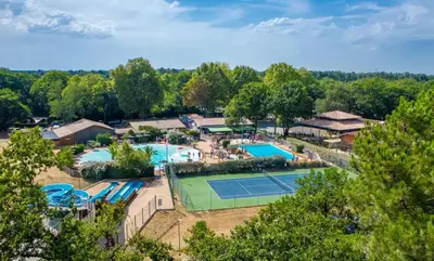 Piscine de l'établissement Le Ti Buch Mobilhome en Camping 4 étoiles avec Terrasse Plancha et Climatisation ou située à proximité