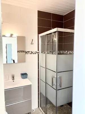 Salle de bains dans l'établissement Hôtel Le Plaisance