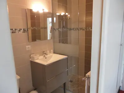 Salle de bains dans l'établissement Hôtel Le Plaisance