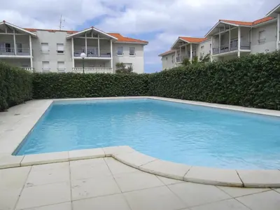 Piscine de l'établissement Océanis face océan ou située à proximité
