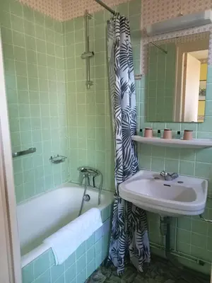 Salle de bains dans l'établissement L'Auberge de Lugos