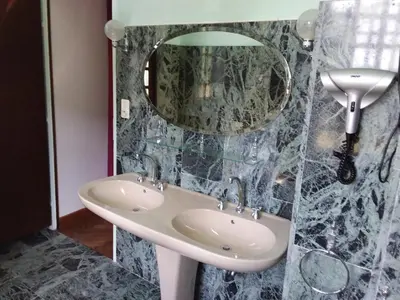 Salle de bains dans l'établissement maison d'hôtes labastide