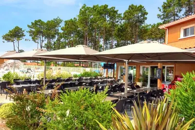 Jardin de l'établissement Maison confortable à Parentis-en-Born avec piscine partagée