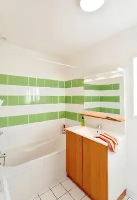 Salle de bains dans l'établissement Maison confortable à Parentis-en-Born avec piscine partagée