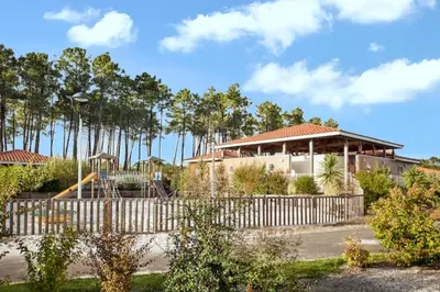 Jardin de l'établissement Maison confortable à Parentis-en-Born avec piscine partagée