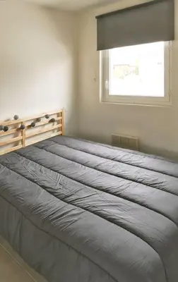 Un ou plusieurs lits dans un hébergement de l'établissement Maison confortable à Parentis-en-Born avec piscine partagée