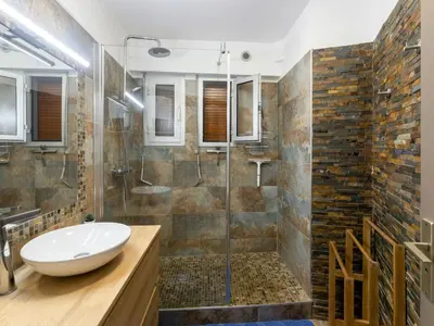 Salle de bains dans l'établissement Apartment le Grand Foc-1 by Interhome