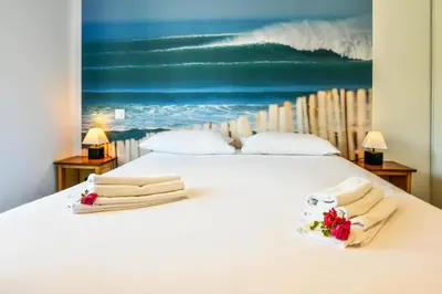 Un ou plusieurs lits dans un hébergement de l'établissement Les Vagues Logis Hôtel