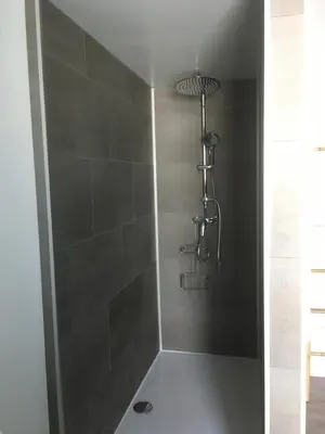 Salle de bains dans l'établissement Gîte avec jacuzzi privatif à proximité de l'océan