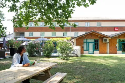 Jardin de l'établissement ibis Arcachon la Teste de Buch