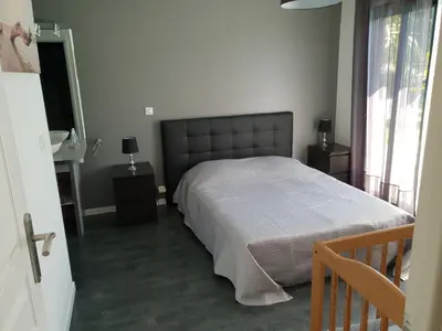 Un ou plusieurs lits dans un hébergement de l'établissement VILLA avec piscine chauffée