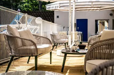 Coin salon dans l'établissement Hotel Logis Lacotel