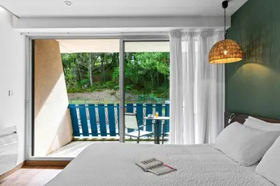 Un ou plusieurs lits dans un hébergement de l'établissement Hotel Logis Lacotel