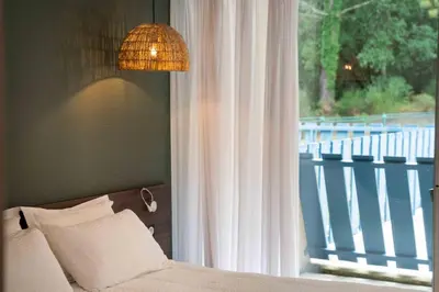 Un ou plusieurs lits dans un hébergement de l'établissement Hotel Logis Lacotel