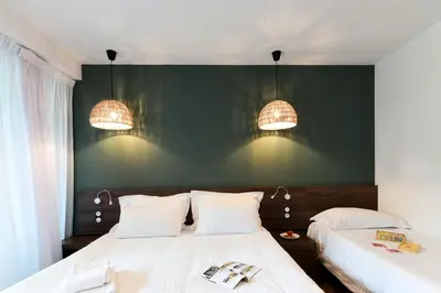 Un ou plusieurs lits dans un hébergement de l'établissement Hotel Logis Lacotel