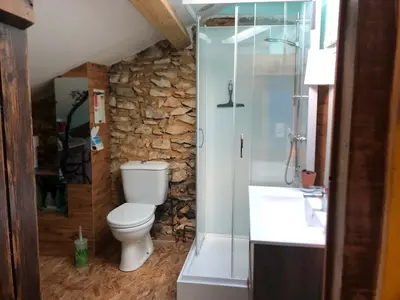 Salle de bains dans l'établissement Chambres chez l'habitant Bambou et Musique cuisine et sdb partagées