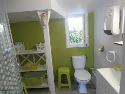 Salle de bains dans l'établissement Charmant T3 de standing à Capbreton, jardin, 3 chambres, terrasse couverte, proche port et plages - FR-1-239-484
