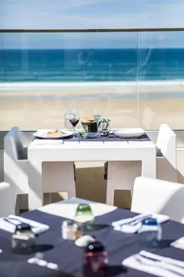 Vue générale sur la mer ou vue sur la mer prise depuis l'hôtel