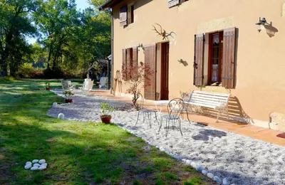 Jardin de l'établissement Maison rustique près de Callen avec piscine