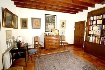 Bibliothèque dans la maison de vacances