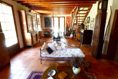 Coin salon dans l'établissement Maison rustique près de Callen avec piscine