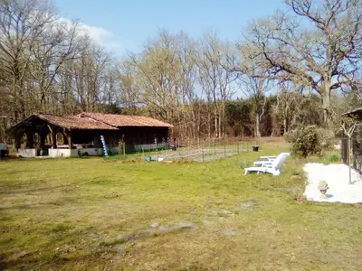 Jardin de l'établissement Maison rustique près de Callen avec piscine