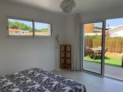 Un ou plusieurs lits dans un hébergement de l'établissement Chambre privée avec terrasse