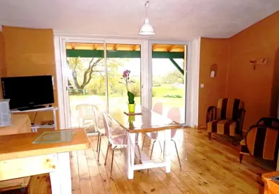 Télévision ou salle de divertissement dans l'établissement Maison cosy avec piscine privée à Estibeaux 38 m²