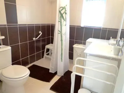 Salle de bains dans l'établissement Maison cosy avec piscine privée à Estibeaux 38 m²