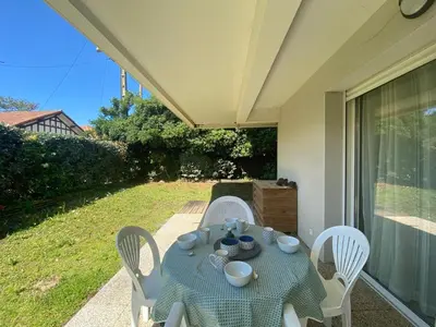 Jardin de l'établissement Appartement cosy à Capbreton: Jardin, Terrasse, Parking, Wi-Fi, à 300m de la Plage - FR-1-413-133