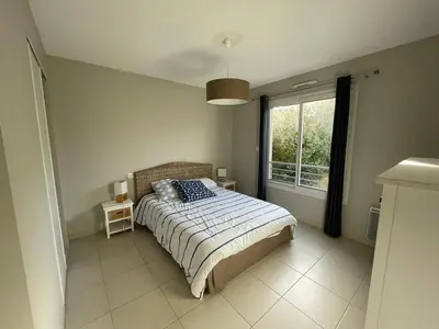 Un ou plusieurs lits dans un hébergement de l'établissement Appartement cosy à Capbreton: Jardin, Terrasse, Parking, Wi-Fi, à 300m de la Plage - FR-1-413-133