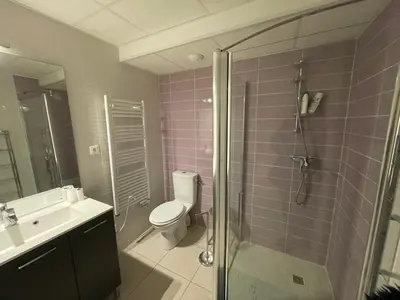 Salle de bains dans l'établissement Appartement cosy à Capbreton: Jardin, Terrasse, Parking, Wi-Fi, à 300m de la Plage - FR-1-413-133