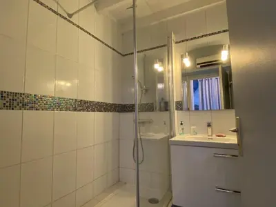 Salle de bains dans l'établissement Appartement avec terrasse, parking et vue sur port à Capbreton - FR-1-413-130