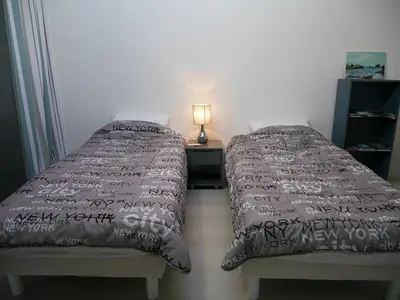 Un ou plusieurs lits dans un hébergement de l'établissement Appartement avec terrasse, parking et vue sur port à Capbreton - FR-1-413-130