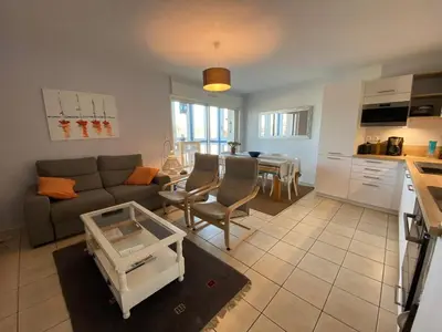 Cuisine ou kitchenette dans l'établissement Appartement lumineux 3 chambres à 400m des plages avec parking et WIFI - FR-1-413-113
