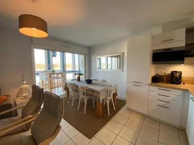 Cuisine ou kitchenette dans l'établissement Appartement lumineux 3 chambres à 400m des plages avec parking et WIFI - FR-1-413-113