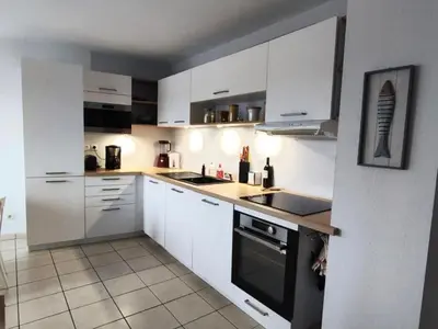 Cuisine ou kitchenette dans l'établissement Appartement lumineux 3 chambres à 400m des plages avec parking et WIFI - FR-1-413-113