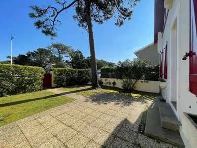 Jardin de l'établissement Appartement cosy avec terrasse, jardin et parking à 200m de la plage - FR-1-413-111