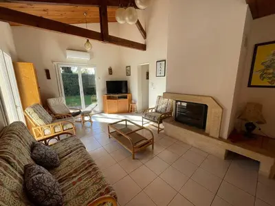 Télévision ou salle de divertissement dans l'établissement Maison Familiale Près de la Plage avec Grand Jardin et Parking Privé - FR-1-413-108
