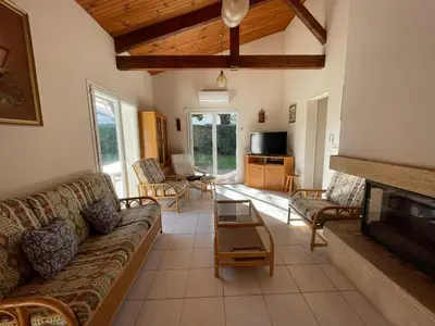 Coin salon dans l'établissement Maison Familiale Près de la Plage avec Grand Jardin et Parking Privé - FR-1-413-108