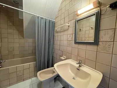 Salle de bains dans l'établissement Maison Familiale Près de la Plage avec Grand Jardin et Parking Privé - FR-1-413-108