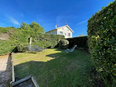Jardin de l'établissement Maison Familiale Près de la Plage avec Grand Jardin et Parking Privé - FR-1-413-108