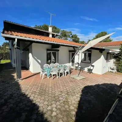 Maison Familiale Près de la Plage avec Grand Jardin et Parking Privé - FR-1-413-108