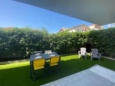 Jardin de l'établissement Appartement en rez-de-jardin à 100m de la plage avec terrasse et parking - FR-1-413-107