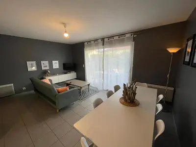Un ou plusieurs lits dans un hébergement de l'établissement Appartement en rez-de-jardin à 100m de la plage avec terrasse et parking - FR-1-413-107
