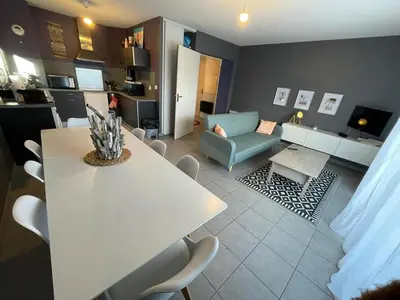 Cuisine ou kitchenette dans l'établissement Appartement en rez-de-jardin à 100m de la plage avec terrasse et parking - FR-1-413-107