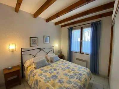 Un ou plusieurs lits dans un hébergement de l'établissement Villa 3 chambres avec parking et accès piscine - FR-1-413-106